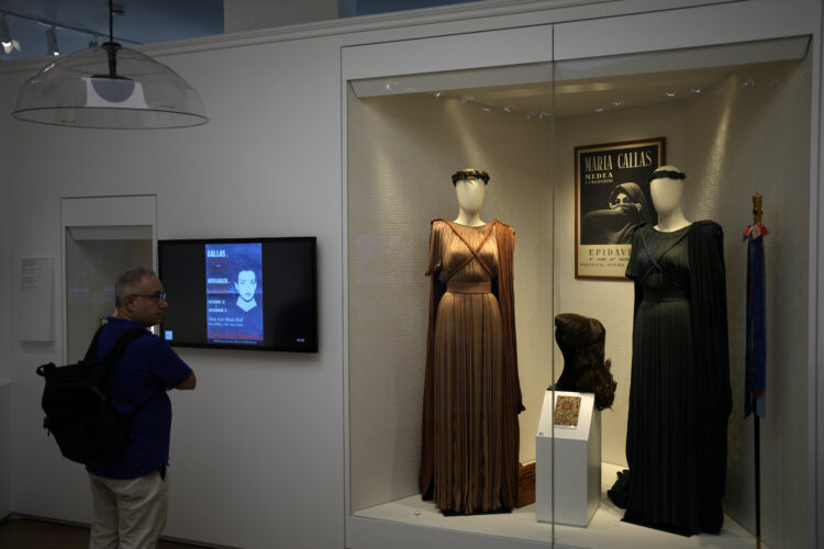 zavirite u muzej marije kalas: od uzorka kose, raskošnih kostima, do čuvene plave haljine foto