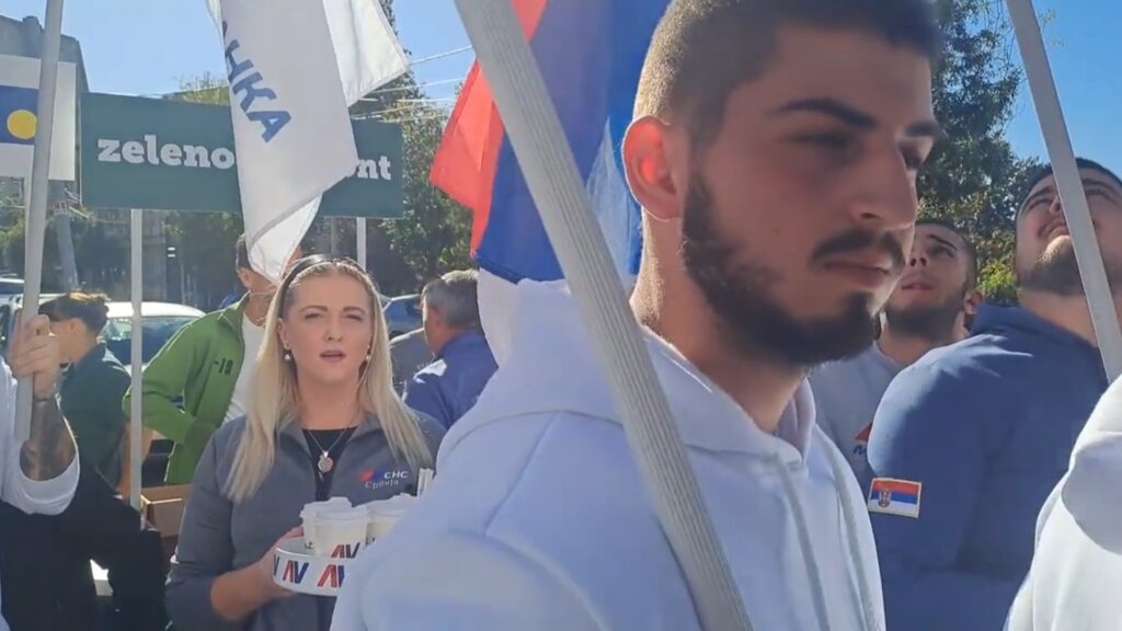 haos u mladenovcu: predsednik opštine i članovi sns ne daju opoziciji da postavi štandove video