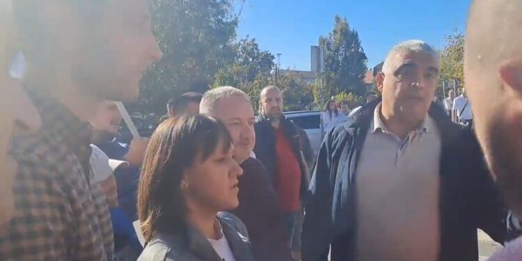 haos u mladenovcu: predsednik opštine i članovi sns ne daju opoziciji da postavi štandove video