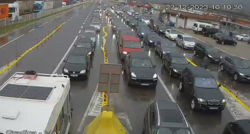 kamere jasno pokazuju koliki je zapravo pakao na granicama: na ovim prelazima vozila stoje satima