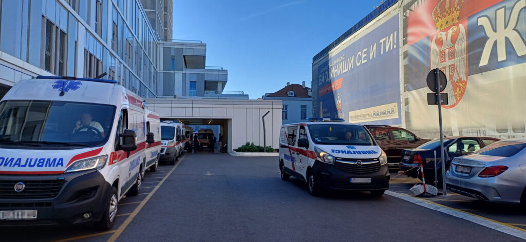 “tuku nas, prete nam smrću, strahujemo od svakog odlaska na posao”: lekari u srbiji nezaštićeni, obezbeđenje u bolnicama kao da ne postoji