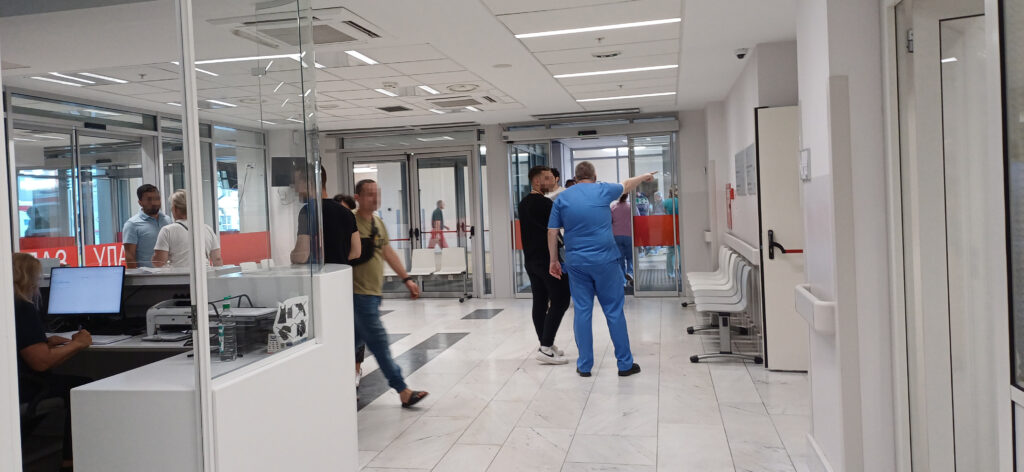 “tuku nas, prete nam smrću, strahujemo od svakog odlaska na posao”: lekari u srbiji nezaštićeni, obezbeđenje u bolnicama kao da ne postoji