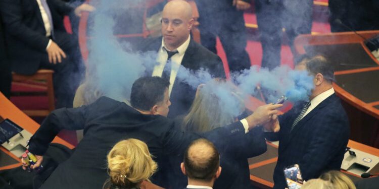 haos u albanskom parlamentu: opozicija upalila baklje, dizali stolice na govornicu