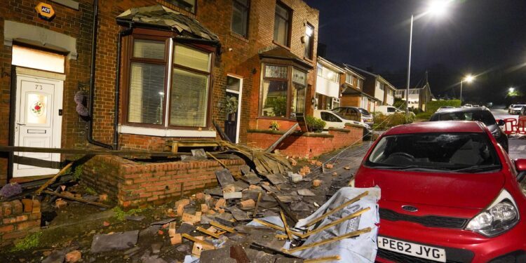 tri osobe stradale u oluji koja je pogodila englesku, 1.500 domova bez struje, otkazani letovi, očekuju se jaki vetrovi i sneg