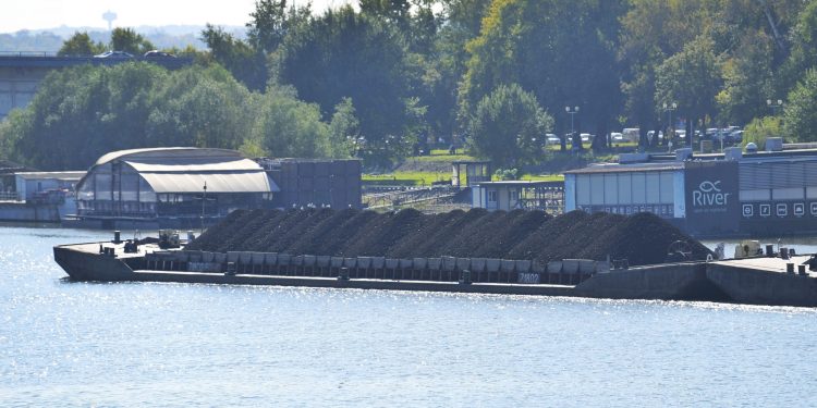 1.000 tona veštačkog azotnog đubriva završilo u dunavu: oglasilo se ministarstvo zaštitne životne sredine o potonuću barže kod bačke palanke