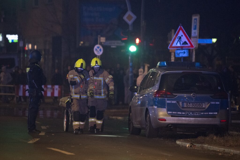 haotična novogodišnja noć širom evrope: u holandiji i francuskoj stotine uhapšenih, u nemačkoj jedan mladić stradao