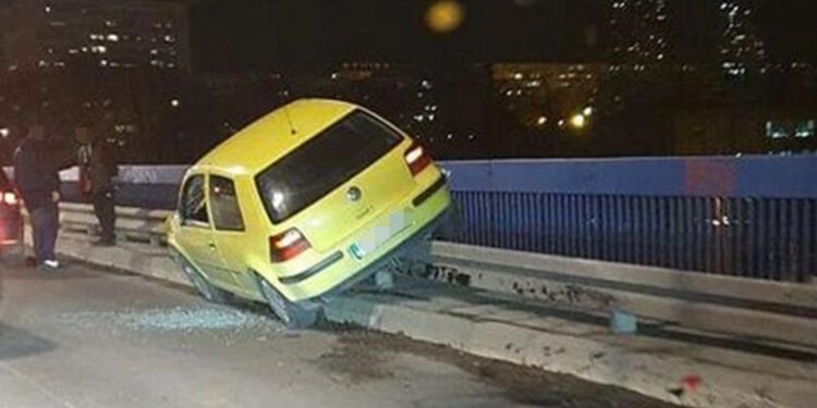automobil završio na bankini: udes na plavom mostu u beogradu foto