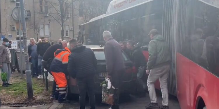 haos u zemunu: bahati vozač se parkirao nasred okretnice, blokirana čitava ulica, građani sami pokušavaju da pomere automobil video