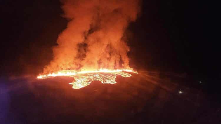 Lava guta grad na Islandu, gore kuće: Zabeležene dramatične scene, stanovnici očajni VIDEO