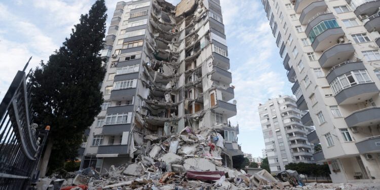 počelo suđenje zbog urušavanja zgrada u zemljotresu u turskoj: optuženima preti više od 20 godina zatvora
