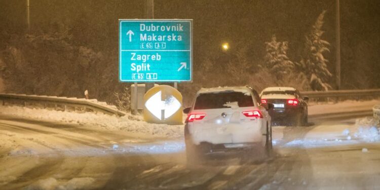 sneg paralisao hrvatsku: zatvoreni putevi, u prekidu i trajektne linije