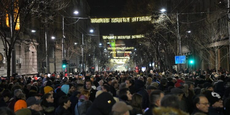 svetske agencije o protestu: nekoliko hiljada demonstranata u beogradu, optužuju vučićevu vladu za prevaru na izborima