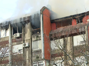 veliki požar na banjici: vatra gutala stan na poslednjem spratu, vatrogasci na licu mesta video