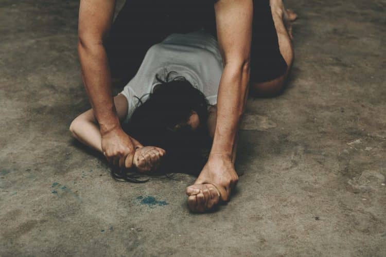 Jedan od monstruma joj se smejao u lice u hodniku suda: Svedočila devojčica (13) koju je grupno silovala banda od 17 mladića, među njima i dvojica državljana Srbije