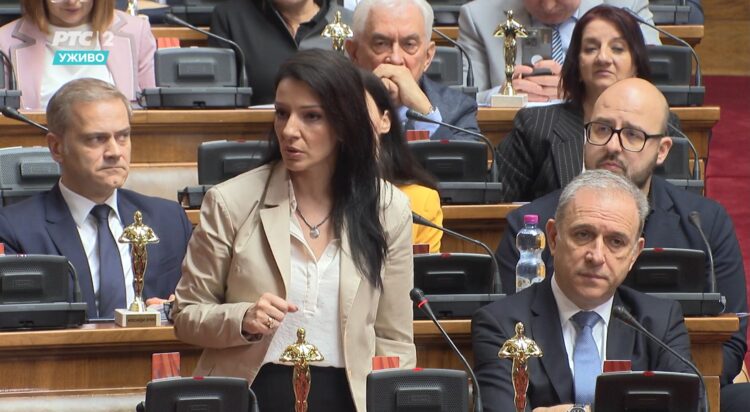 Šikanirate nas, ne date nam reč, na šta ovo liči? Marinika Tepić se obratila predsedavajućem Skupštine Radenoviću
