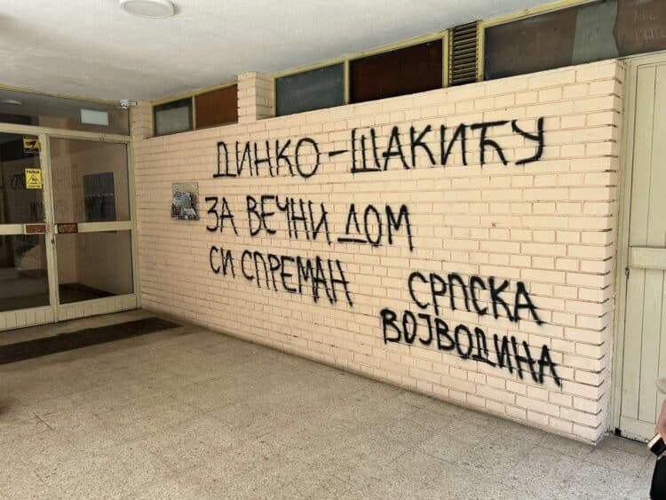 Nove pretnje Dinku Gruhonjiću na ulazu zgrade u kojoj živi