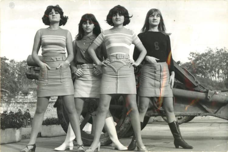 Sanjalice - tri klinke s Karaburme i jedna iz Skadarlije uzele su pre 60 godina gitare u ruke, "pojele" muškarce i postale veće od Tita