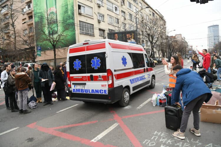 Troje povređenih u udesu u Zemunu: Dvoje dece prevezeno na Institut za majku i dete, stariji čovek u Urgentni centar