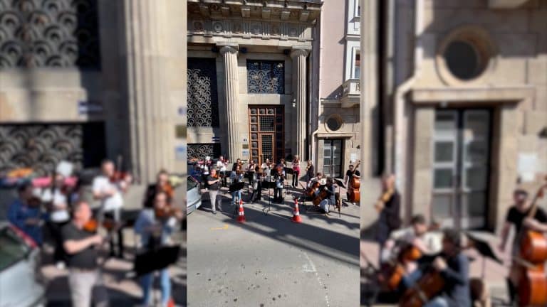 Jutarnji mini koncert gudača: Beogradska filharmonija i ovog ponedeljka "budila" Ministarstvo kulture