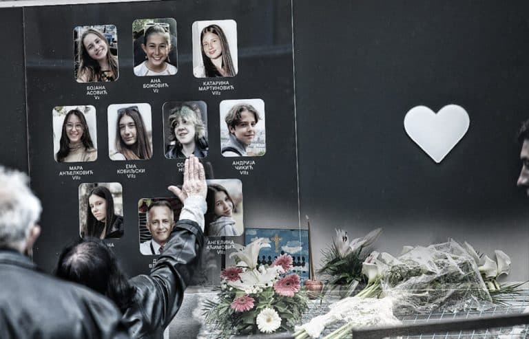 Potresne scene na obeležavanju tragedije u školi "Vladislav Ribnikar": Ljudi u redovima čekaju da odaju počast ubijenoj deci, na Tašmajdanu video-bim sa njihovim slikama